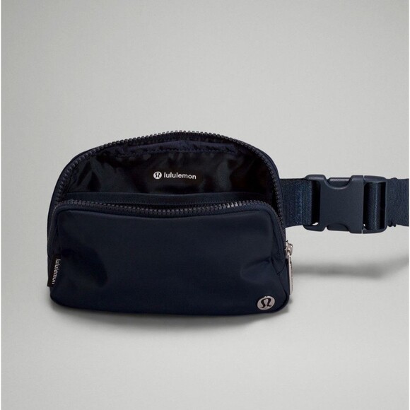 Lululemon Everywhere Belt Bag 1L with Logo Strap Black NWT - Picture 9 of 9